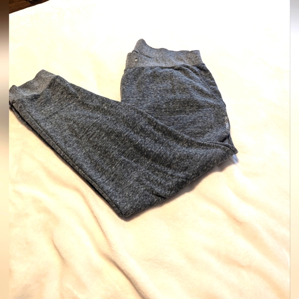 Reebok women's Sweat Pants. Size XL . Heather Gray. Pull on elastic waist.